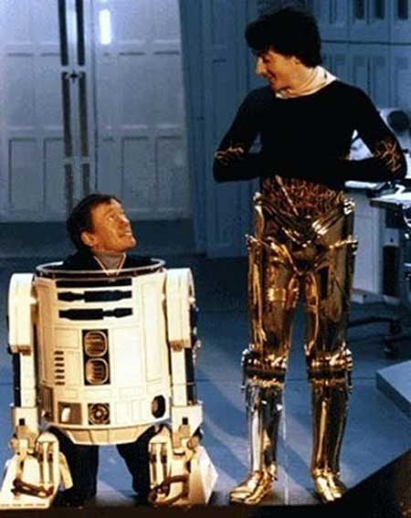 Kenny-Baker-as-R2D2-and-Anthony-Daniels-as-C-3PO