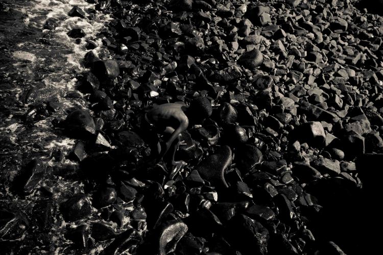 Un niño terminando su baño en la costa de la Isla de Gorée