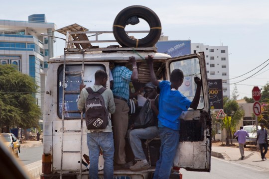 Uno de los medios de transporte público de Dakar